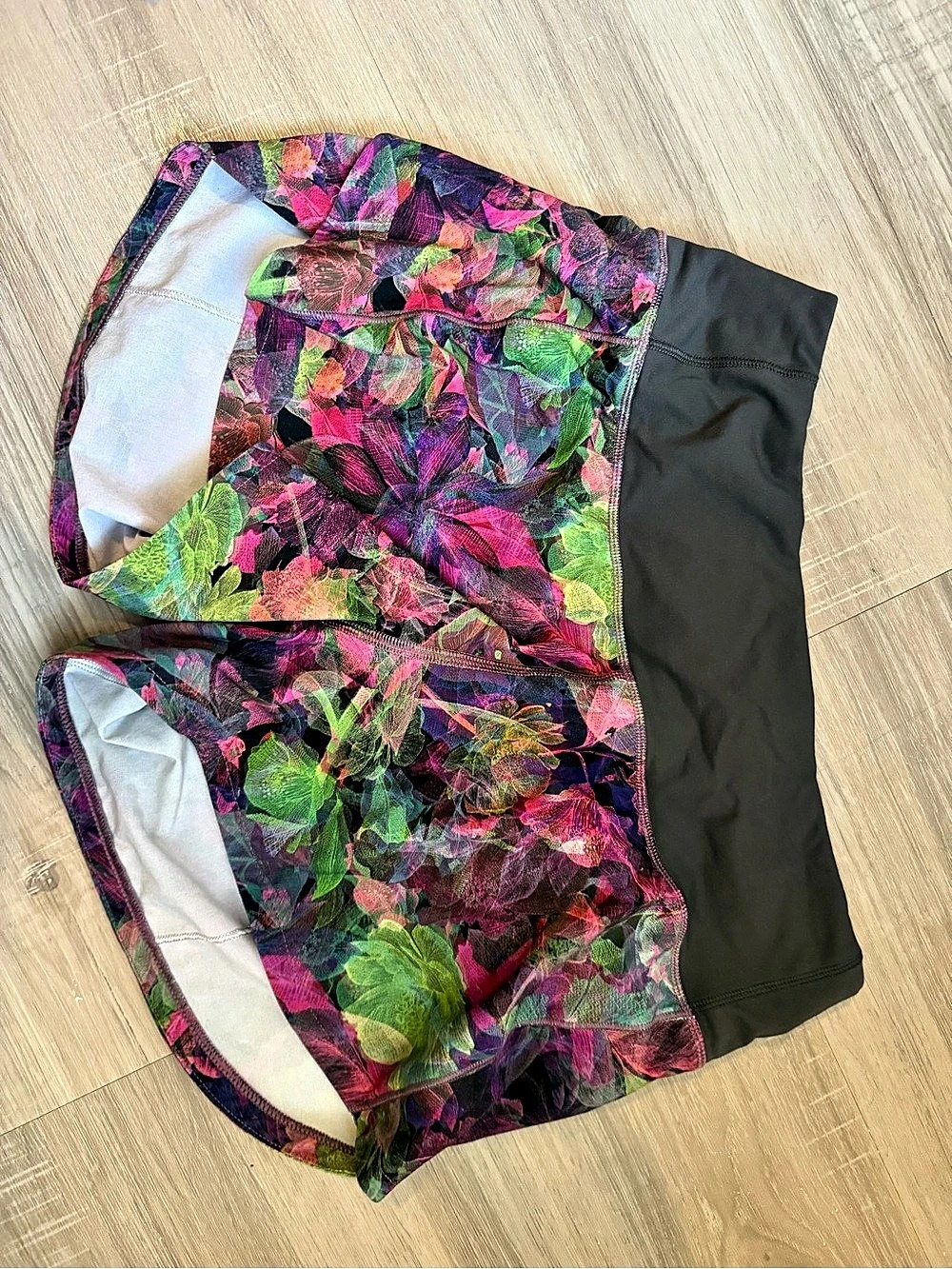 XS Lululemon Hotty Hot Low-Rise Short 2.5” Special Edition Shorts Black & Pink